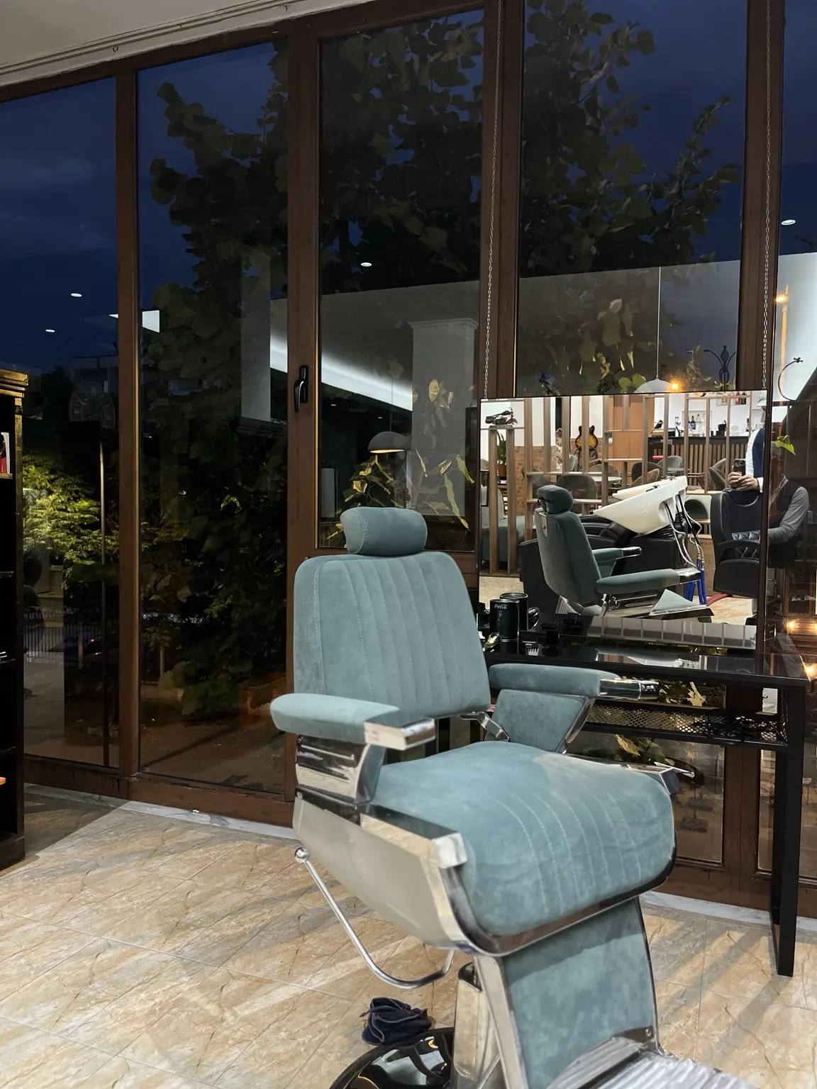 Classic barber chair at Oda e Zotnive