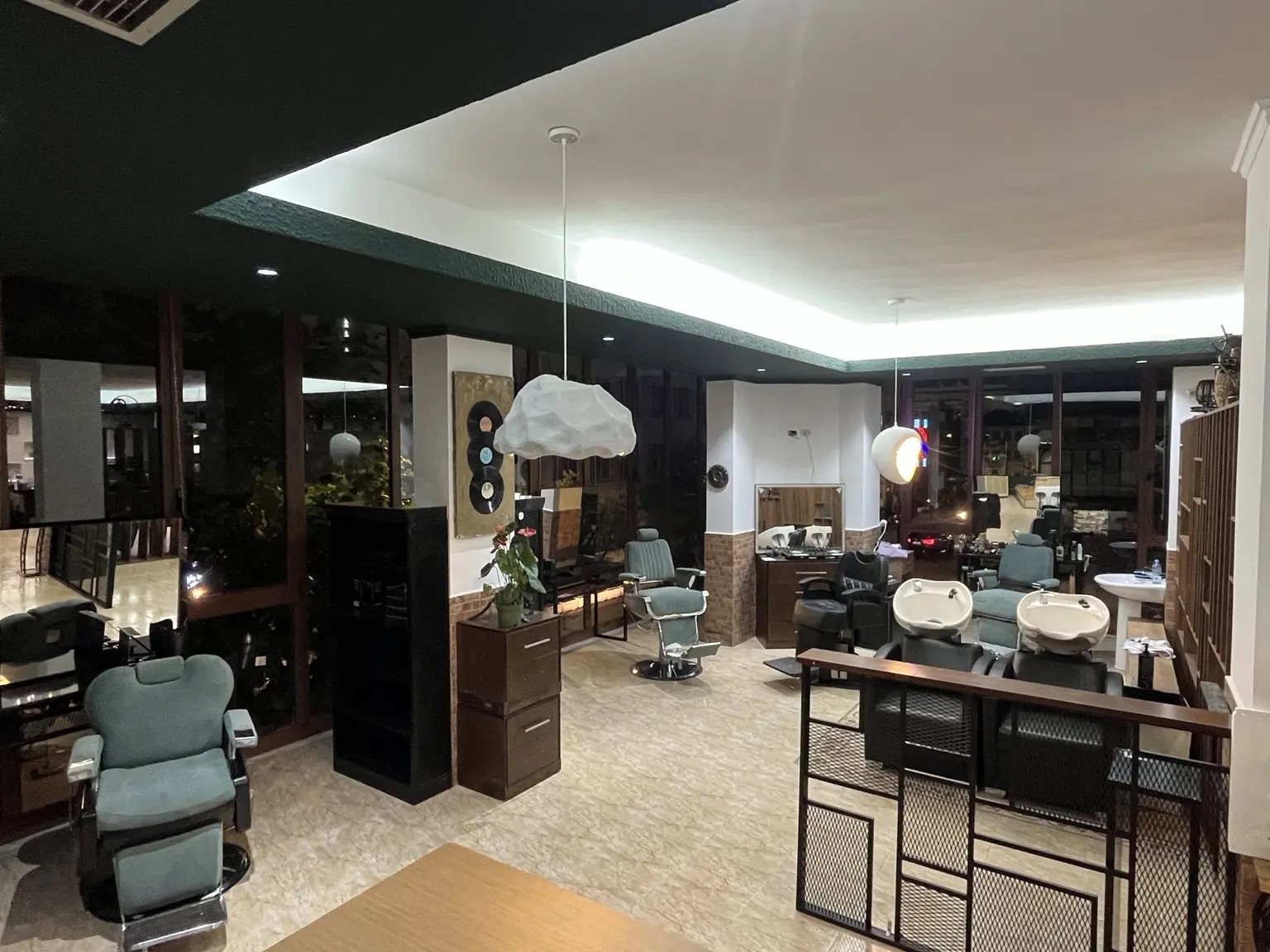 Oda e Zotnive interior